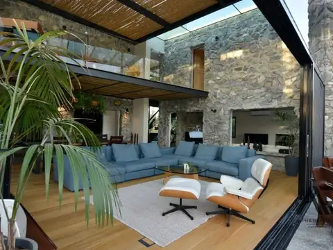 Casa en Venta con 2 cocheras