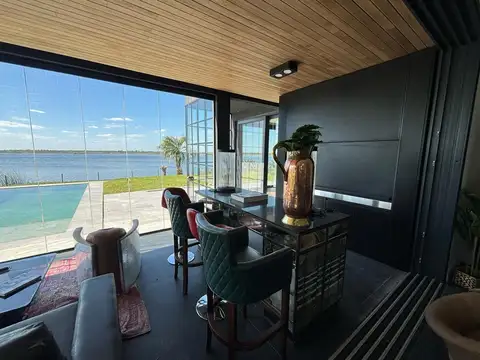 Casa en Venta con 4 cocheras