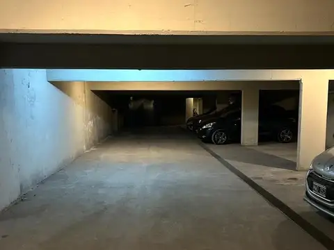 Cochera cubierta en excelente ubicación