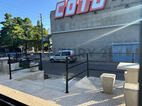 O Higgins 1295 2000, Piso 0