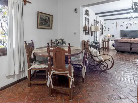 Casa 5 ambientes con 2 baños