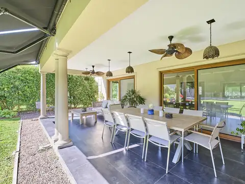 Casa 6 ambientes con 4 baños