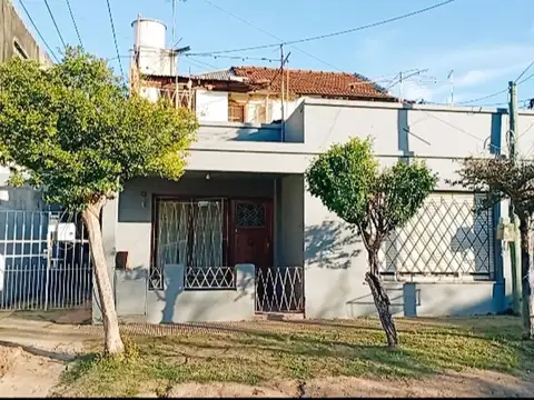 VENTA CASA/DUPLEX 6 AMB + DOS DEPTOS ITUZAINGO