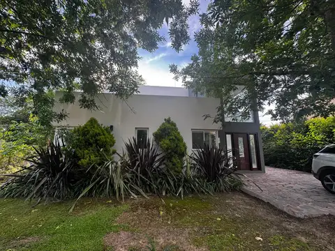 Casa en Alquiler con 2 cocheras