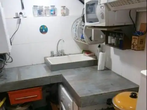 Es una unidad funcional al frente, consta: 1 Depto., 1 coche