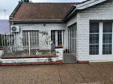 Casa en venta - 3 Dormitorios 2 Baños - Cochera - 170Mts2 - Remedios de Escalada, Lanús