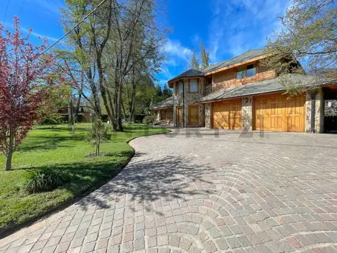 Venta casa 328m2 cubiertos, Villa la Angostura