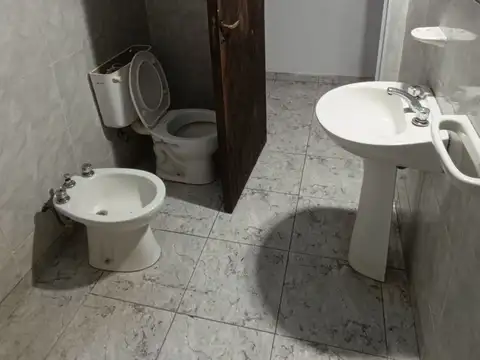 Casa 6 ambientes con 1 baño