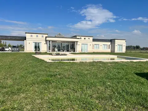 VENTA Casa 5 ambientes con pileta en Chacras De La Trinidad - Cañuelas