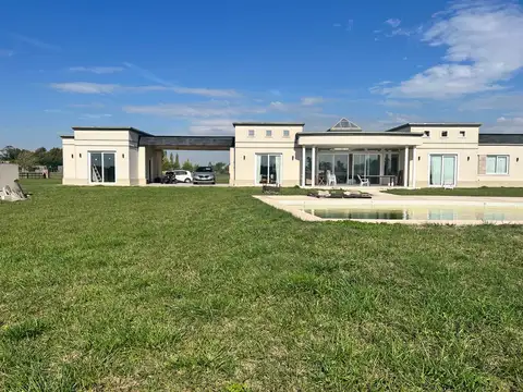 VENTA Casa 5 ambientes con pileta en Chacras De La Trinidad - Cañuelas