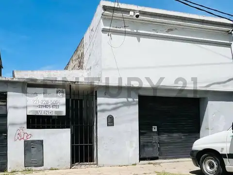 Casa de 3 Dormitorios a Reciclar en Venta en La PLata