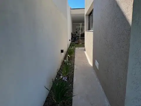 VENTA CASA AMPLIAS COMODIDADES ZONA RESIDENCIAL *