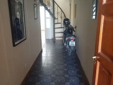 Casa de pasillo en Barrio Alvear con dpto. interno