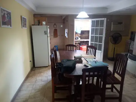 Casa 8 ambientes con 2 baños