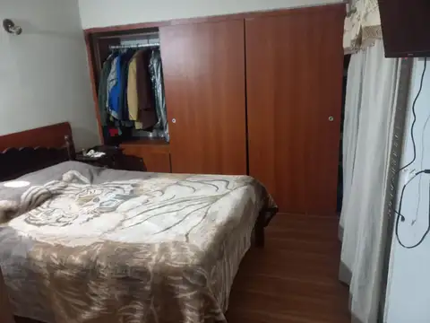 Casa de pasillo en Barrio Alvear con dpto. interno