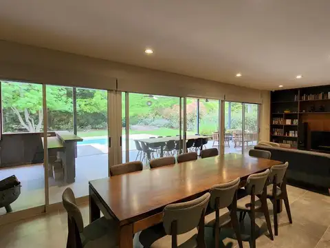 Casa en Venta con 2 cocheras