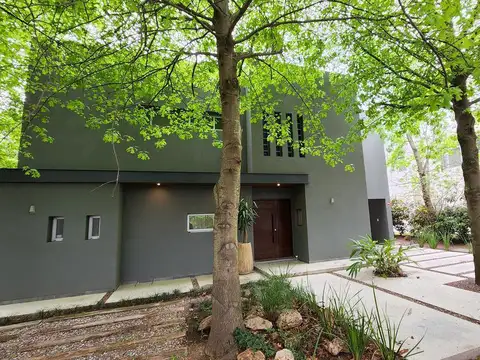 Casa 6 ambientes con 3 baños