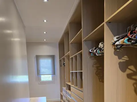 Casa 7 ambientes con 5 baños