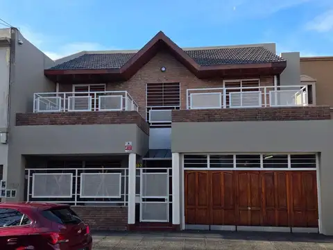 Impecable casa sobre s/ lote 11x35  5 ambientes, 4 dormitorios, salida a dos calles, entrada por Bucarelli y por Bauness