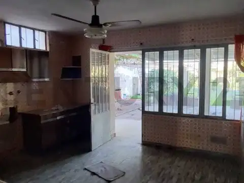 Casa 10 ambientes con 2 baños