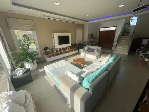 Casa 4 ambientes con 4 baños