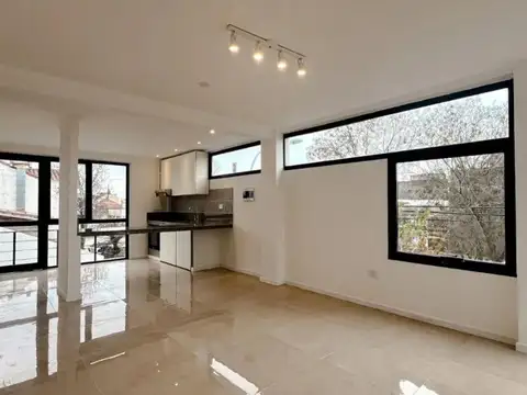 Duplex 3 ambientes, al frente, con 2 balcones, parrilla y cochera, Brandsen 4200, Nueva Pompeya