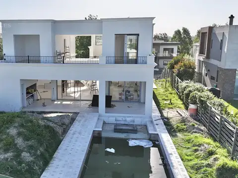 Casa en Venta con 2 cocheras