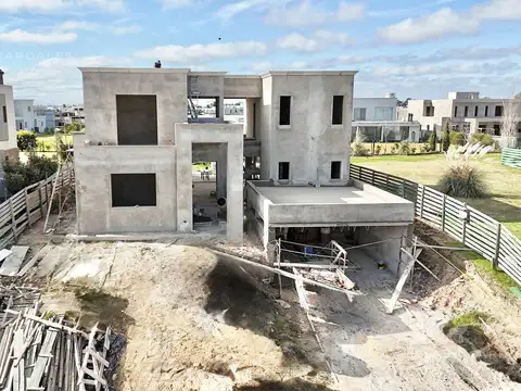 Casa 5 ambientes con 4 baños