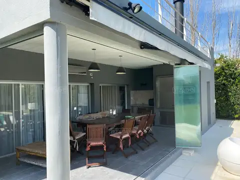 Casa en Venta con 3 cocheras