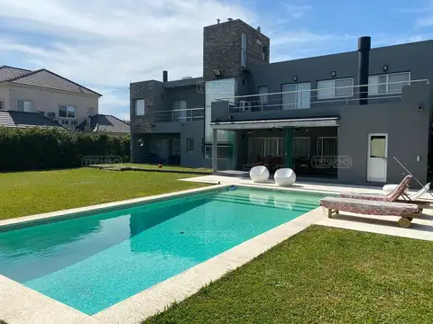 Casa 4 ambientes con 4 baños