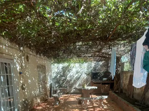 Venta casa dos dormitorios y local en Maria Luisa