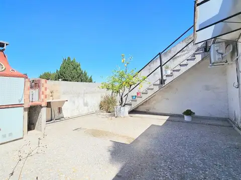 VENTA CASA 4 AMBIENTES CON GALPON EN MADERO