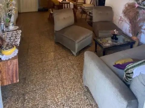 VENTA. CASA 4 AMBIENTES CON PARQUE Y COCHERA. BERAZATEGUI