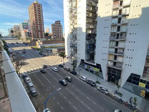 Departamento de 1 ambiente a la calle con balcon saliente