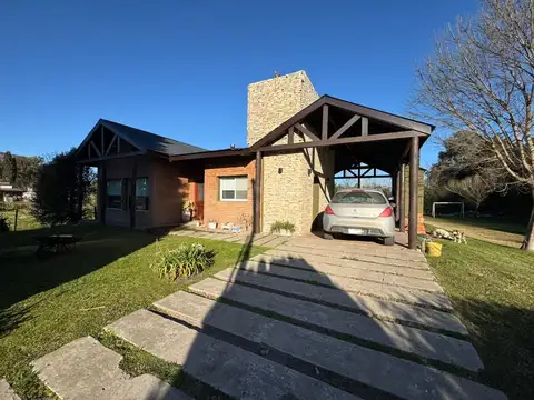 Vivienda de 3 dormitorios, sobre dos lotes de 1500 m2 - pileta