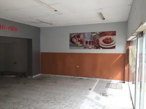 Excelente Local Comercial sobre Bv Saenz Peña