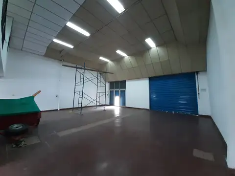 ALQUILO AMPLIO LOCAL COMERCIAL CON OFICINA  APTO DIVERSOS RUBROS 