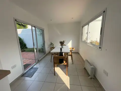 Casa 4 ambientes con 2 baños