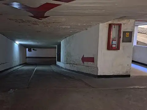 COCHERA AMPLIA EN VENTA-MICROCENTRO