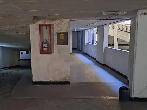 COCHERA AMPLIA EN VENTA-MICROCENTRO