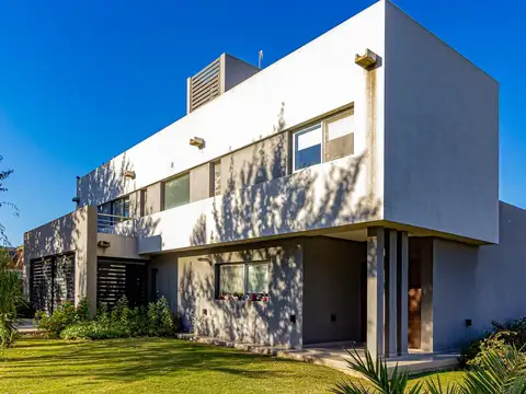 vendo Puerto Roldan casa a estrenar permuto % 50 por autos de alta gama y/o terrenos