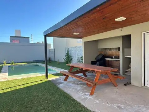 Casa 2 ambientes con 2 baños