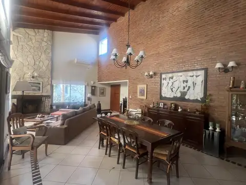 Casa en Venta con 2 cocheras