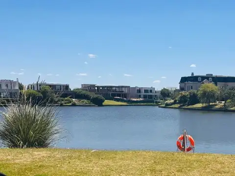 Casa 5 ambientes con 5 baños