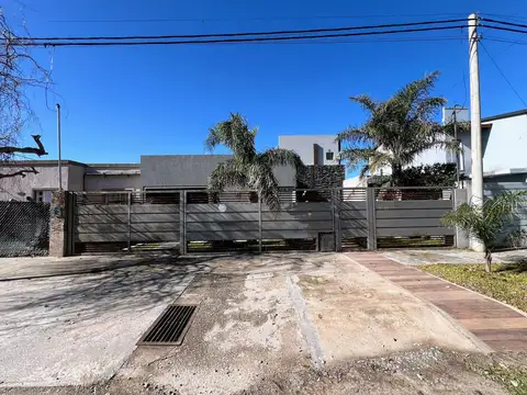 VENTA - Casa De 2 Dormitorios Con Cochera Doble Y Pileta. Tierra De Sueños 3, Roldán.