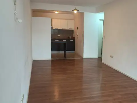 1 ambiente muy amplio, contrafrente con balcón