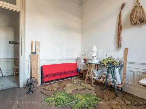 Departamento antiguo de amplios ambientes.