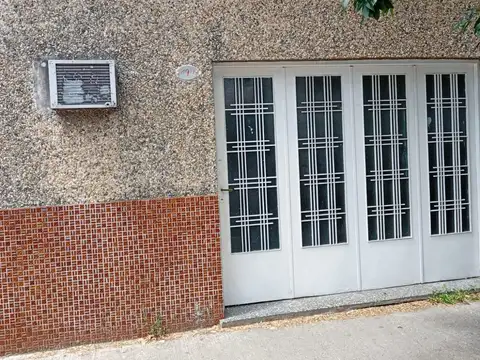 CASA DE 3 AMBIENTES CON GARAGE Y TERRAZA A 1 CUADRA DE AVENIDA RIVADAVIA AL 8.700