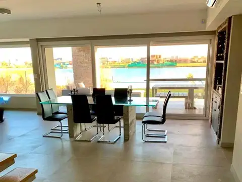 Casa 8 ambientes con 5 baños