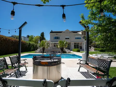 Casa en Venta con 4 cocheras